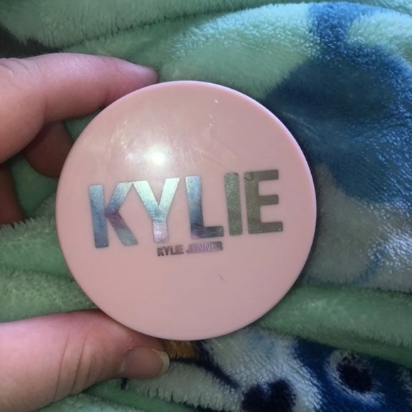 Kylie Cosmetics Other - kylie LE loose illuminating powder